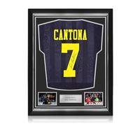 Exclusive Memorabilia Maillot extérieur Original de Manchester United signé par Eric Cantona. Encadrement de qualité supérieure.