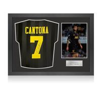 Exclusive Memorabilia Maillot Noir de Manchester United signé par Eric Cantona. Cadre Iconique