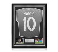 Exclusive Memorabilia Maillot Third du Real Madrid 24-25 signé par Luka Modric. Encadrement de qualité supérieure.