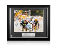 Exclusive Memorabilia Photo Cycliste signée par Tadej Pogacar : Victoire d'étape. Cadre de Luxe.