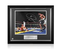 Exclusive Memorabilia Photo de Boxe signée par Joe Calzaghe : Contre Mikkel Kessler. Cadre de Luxe