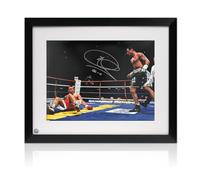 Exclusive Memorabilia Photo de Boxe signée par Joe Calzaghe : Contre Mikkel Kessler. Encadré