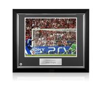 Exclusive Memorabilia Photo de Chelsea signée par Didier Drogba : Penalty. Cadre de Luxe.
