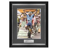 Exclusive Memorabilia Photo de la 35e Victoire d'étape signée par Mark Cavendish. Cadre de Luxe (Portrait).