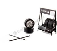 Exposant de Roues OZ Superturismo WRC avec Deux Essieux et Quatre Roues 1:18 IXO