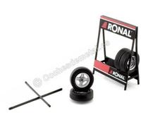 Exposant de Roues RONAL X avec Deux Essieux et Quatre Roues 1:18 IXO Models SET0