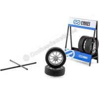 Exposition de Roues Enkei avec Deux Essieux et Quatre Roues 1:18 IXO Models SET0