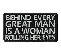 EXPRESS-STICKEREI Écusson Thermocollant Behind Every Great Man is a Woman Rolling Her Eyes | Patch Amusant à Coudre/à Repasser | Autocollant pour Tous Les Tissus | Appliqué en Tissu 75x40mm