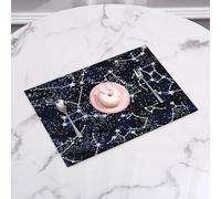 EYLOZS Sets de Table Lavables,Lot de 4 Sets de Table Plastique PVC,Résistant à la Chaleur,Antidérapant,Facile à Nettoyer,Motifs mystérieux du Ciel étoilé et Constellations, la Constellation e,45x30cm