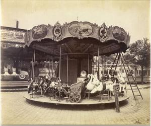 F te du Tr ne Paris France circa 1923 par Eugène Atget. Eug ne Atget nom complet Jean-Eug ne-Auguste Atget 1857-1927. Photographe français célèbre pour son travail de plusieurs décennies pour