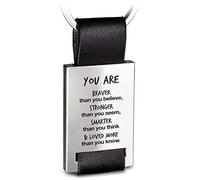 FABACH Porte-clés en cuir avec gravure - Pendentif porte-bonheur de voiture gravé - Motivation pour votre personne préférée - You are braver, stronger, smarter & loved more than you know, Noir ,