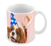 Fabulous Mug Céramique Tasse Petit Chien Cavalier King Charles Blanc et Roux avec Chapeau de Fête Bleu Mignon Animaux