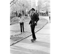 Fabulous Poster Swag homme en costume sur un skate central (61cm x 82cm) G