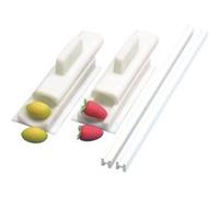 Façonneur professionnel de fruits en pâte d'amande. Citrons et fraises. G