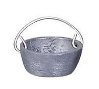 FADEDA Bouilloire 25 mm, étain avec chaîne, LxlxH en mm : 25x25x10. Pour crèches, miniatures, hobby et modélisme, accessoires pour maisons de poupées et trains miniatures.
