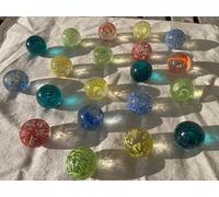 FAIRY TAIL & GLITZER FEE Lot de 20 grosses boules en verre de 35 mm - Multicolore - Bleu Rouge Vert - Grandes boules décoratives - Décoration de jardin