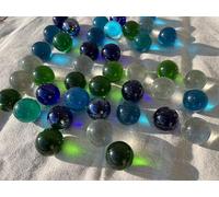 FAIRY TAIL & GLITZER FEE Lot de 40 grandes billes en verre transparent - Mélange bleu vert transparent - 27 mm - Grandes boules décoratives - Pour bricolage et décoration d'aquarium