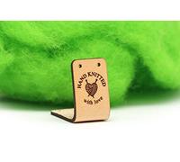 Fait à la main en cuir étiquettes O3 "HAND KNITTED with love" - Etiquette exclusive en cuir italien véritable gravé (30 pièces - Texte Personnalisé)