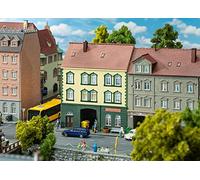 Faller 130628 Maison de Ville avec Magasin de modélisme, 13,6 x 12,5 x 17,4 cm, Divers, Marron, Vert, Jaune Clair