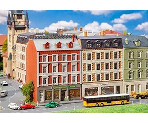 Faller FA232389 Lot de 2 Maisons urbaines assainies avec magasins - Kit de modélisme