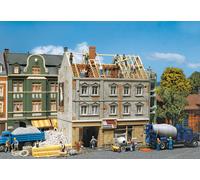 FALLER H0 130456 - Maison de Ville En Rénovation, Dimensions 170 x 136 X 170 MM,