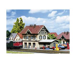 FALLER Kit de maquette de gare de Güglingen avec 213 pièces individuelles 119 x 56 x 60 mm Accessoires de modélisme ferroviaire I Bâtiment Z Modèle de gare standard