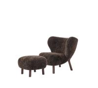 Fauteuil Exclusif &Tradition Little Petra VB1 en Peau de Mouton Espresso/chêne Teinté Foncé avec Pouf ATD1 Inclus