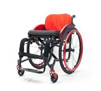 Fauteuil roulant de sport tout-terrain ultra léger avec repose-pieds réglable, freins à main, roues arrière à dégagement rapide et roues anti-basculement pour adultes et personnes âgées
