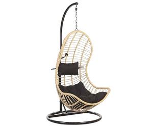 Fauteuil Suspendu Design en Rotin Beige avec Support en Acier Noir et Coussin Assorti Idéal pour Salon ou Terrasse au Style Boho et Moderne Beliani