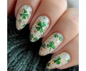 Faux ongles Base blanche courte avec symbole Shamrock Accent Look élégant pour le travail ou la fête Mode européenne Faux ongles