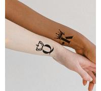 Faux Tatouage COUPLE - Temporalis® | Tatouage Ephemere Femme et Homme - Cosmétique Certifié UE, Encre Vegan & Waterproof - Dure 1 à 2 semaines [ Tattoo Lettres roi et reine avec couronnes ]