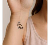 Faux Tatouage DINOSAURE - Temporalis® | Tatouage Ephemere Femme et Homme - Cosmétique Certifié UE, Encre Vegan & Waterproof - Dure 1 à 2 semaines [ Tattoo Brontosaure minimaliste ]