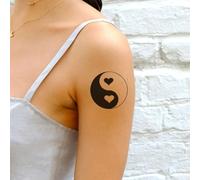Faux Tatouage YIN YANG - Temporalis® | Tatouage Ephemere Femme et Homme - Cosmétique Certifié UE, Encre Vegan & Waterproof - Dure 1 à 2 semaines [ Tattoo Cœurs Yin et Yang ]