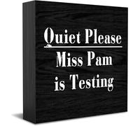 Feehiget Panneau de boîte en bois Quiet Please Miss Pam Is Testing, décoration de bureau pour la maison, le bureau, décoration d'étagère, 12,7 x 12,7 cm