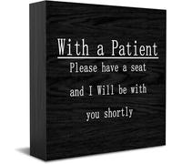 Feehiget Panneau décoratif amusant en bois avec inscription « With A Patient Please Have A Seat And I Will Be With You Shortly » - Décoration amusante pour bureau et maison - 12,7 x 12,7 cm