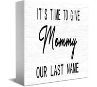 Feehiget Panneau décoratif en bois avec inscription « It'S Time To Give Mommy Our Last Name » - 12,7 x 12,7 cm