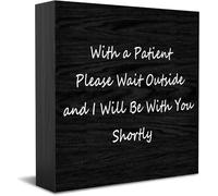 Feehiget Panneau décoratif en bois avec inscription « With A Patient Please Wait Outside And I Will Be With You Shortly » - Décoration de bureau positive - Accessoires de bureau - Plaque en bois