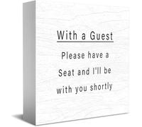 Feehiget Panneau décoratif en bois rustique avec inscription « With A Guest Have A Seat And I'Ll Be With You Shortly » - Décoration murale - 12,7 x 12,7 cm