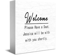 Feehiget Panneau « Welcome Please Have A Seat Jessica Will Be With You Shortly ». Boîte en bois, décoration de bureau pour maison, bureau, étagère, 12,7 x 12,7 cm