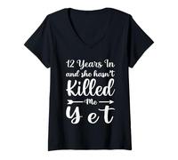 Femme 12 Years in and She Hasn't Killed Me Yet 12th Anniversary T-Shirt avec Col en V