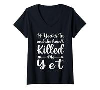 Femme 14 Years in and She Hasn't Killed Me Yet 14th Anniversary T-Shirt avec Col en V