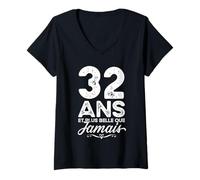 Femme 32 ans et plus belle que jamais 32e anniversaire célébration T-Shirt avec Col en V