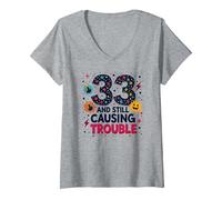 Femme 33 and Still Causing Trouble Cadeau d'anniversaire Humour T-Shirt avec Col en V, Gris Chiné, S
