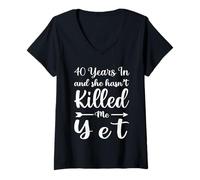 Femme 40 Years in and She Hasn't Killed Me Yet 40th Anniversary T-Shirt avec Col en V