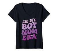 Femme À l'ère de My Boy Mom Funny Boy Mom Mama Groovy Retro Mom T-Shirt avec Col en V
