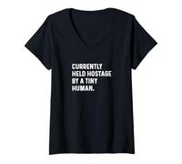 Femme Actuellement Tenu en otage par Tiny Human New Parent Mom Dad Baby T-Shirt avec Col en V