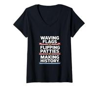 Femme Agitant des drapeaux retournant les galettes faisant l'histoire de la fête du travail T-Shirt avec Col en V