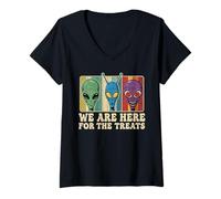 Femme Alien Nous Sommes Ici pour Les friandises rétro Halloween T-Shirt avec Col en V