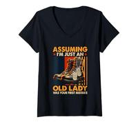 Femme Assuming I'm Just an Old Lady Was Your First Error Veteran T-Shirt avec Col en V