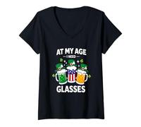 Femme At My Age I Need Glasses Funny St Patricks Day Humor Tee T-Shirt avec Col en V